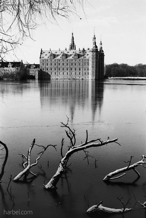 frederiksborg castle in winter