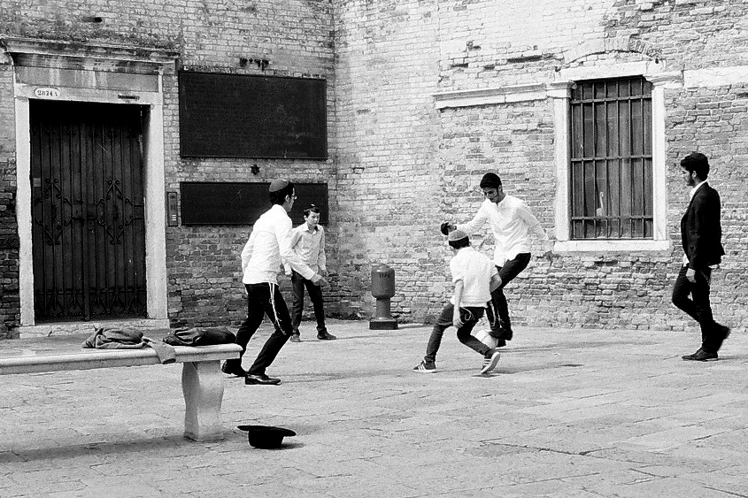 Harbel Photography, The Many - Football in the Ghetto . Football in the Ghetto. Vera Fotografia