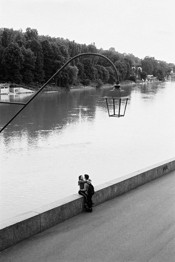 Harbel Photography, The Twos - Young Love. Young Love on the bank. Vera Fotografia
