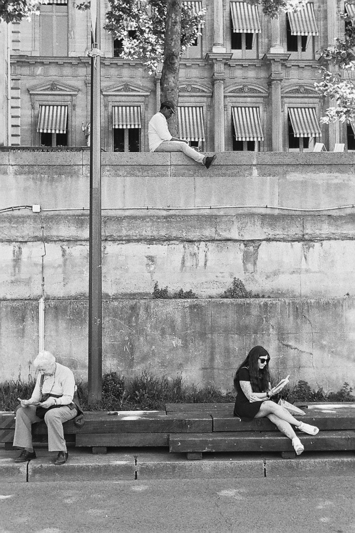 Harbel Photography, The Many - Readers. Reading by the Seine. Vera Fotografia